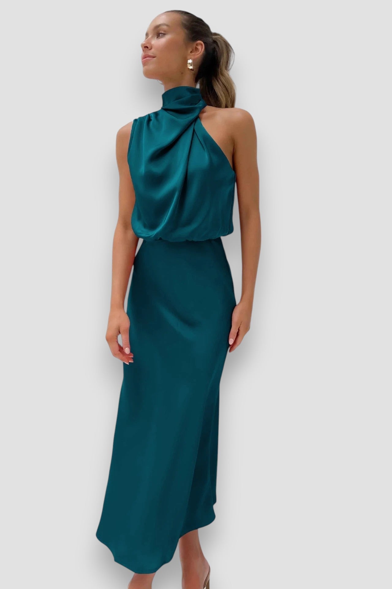 Amara | Elegancka satynowa sukienka z dekoltem halter
