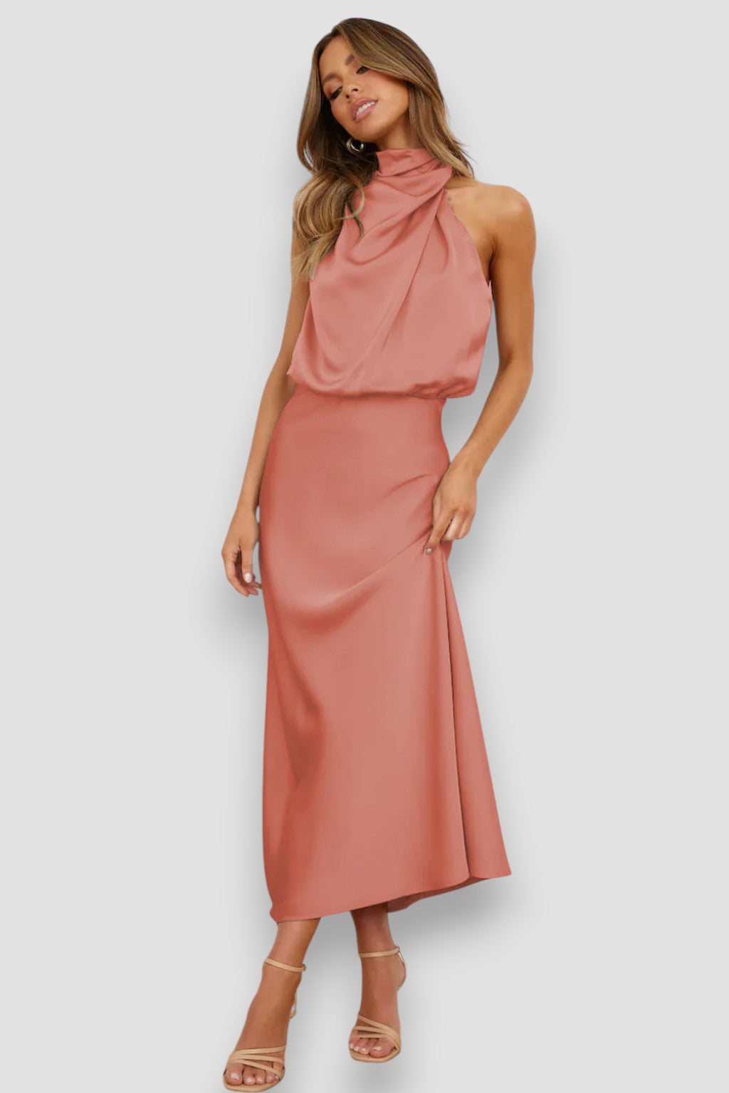 Amara | Elegancka satynowa sukienka z dekoltem halter